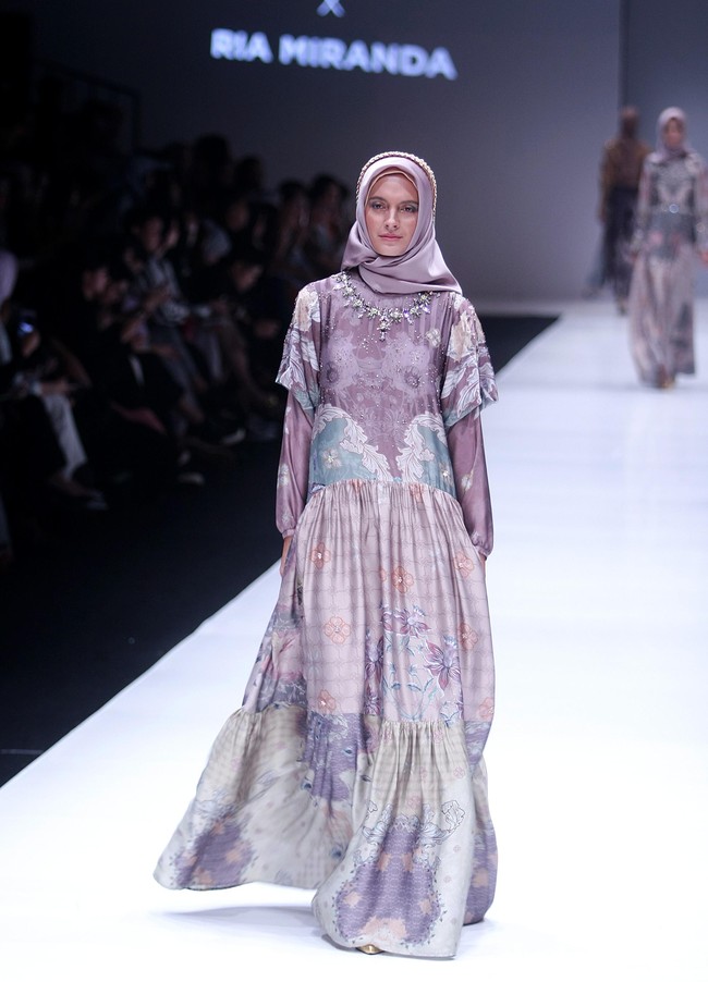 Fashion show koleksi busana terbaru Ria Miranda yang mengangkat tema Senjakala di Jakarta Fashion Week 2018, Senayan City, Jakarta, Minggu (22/10/2017).  Foto: Mohammad Abduh/Wolipop