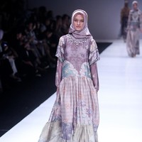 Fashion show koleksi busana terbaru Ria Miranda yang mengangkat tema Senjakala di Jakarta Fashion Week 2018, Senayan City, Jakarta, Minggu (22/10/2017).  Foto: Mohammad Abduh/Wolipop