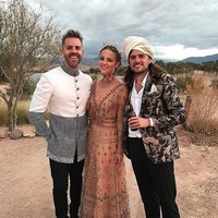 Seperti Avril, aktris Glee Diana Agron tidak memakai gaun putih saat menikah di Maroko dengan member Mumford & Sons, Winston Marshall. Ia justru memilih gaun Valentino warna nude yang tampak cantik dengan aplikasi manik berkilauan. Foto: Instagram