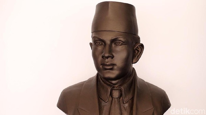 Patung pahlawan nasional R. Katja Sungkana di Museum Sumpah Pemuda. R Katja Sungkana yang lahir di Pamekasan tahun 1907 ikut melahirkan Sumpah Pemuda bersama tokoh-tokoh sumpah pemuda lainya seperti Mohamad Jamin, Soehondo Djojo pada tahun 1928. Katja Sungkana meninggalkan 12 anak, salah satunya aktivis Nur Syahbani Katja Sungkana.
