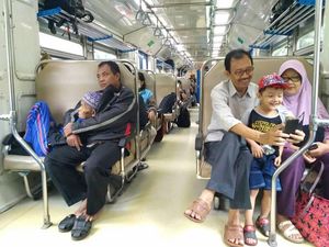 Viral Foto Anak Peluk Ayahnya yang Sudah Renta dan Bikin Haru