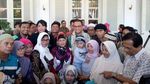 Sambutan Hangat dan Canda dari Anies-Sandi ke Warga Bukit Duri