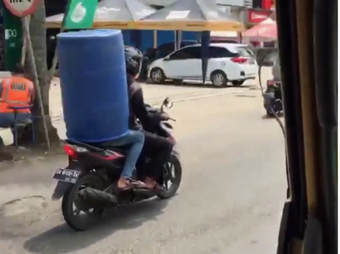 Bukan Helm, Pria Ini Pakai Ember untuk Lindungi Kepala