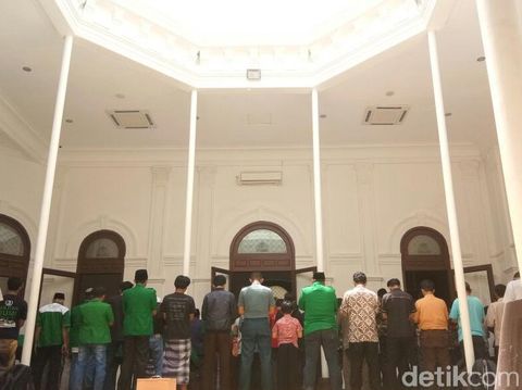 Masjid pengganti sementara di Gedung Merah Putih/