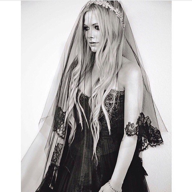 Avril Lavigne memang bukan pop princess biasa. Ketika menikah pun ia tak memilih baju pernikahan mainstream. Ia memilih gaun warna hitam nan gotik rancangan Monique Lhuiller ketika menikah dengan pentolan Nickelback, Chad Kroeger. Foto: Instagram
