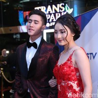 Natasha Wilona dan Verrell Bramasta, keduanya memang sedang dimabuk asmara. Mereka jatuh cinta setelah sama-sama main dalam sinetron Siapa Takut Jatuh Cinta. Keduanya pun kerap mengunggah kebersamaan mereka di media sosial. Apalagi mereka sering syuting bareng. Foto: Hanif Hawari/detikHOT