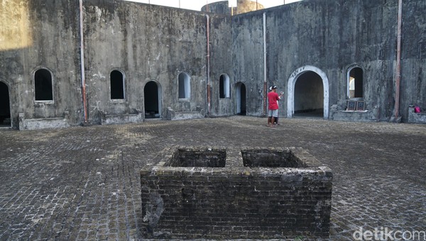 Di tengah-tengah ruangan tengah benteng terdapat lubang seperti sumur. Ini adalah jalur terowongan yang menghubungkan Benteng Belgica dengan Benteng Nassau. Jalur terowongan sepanjang 126 meter ini juga menghubungkan benteng ke tepi pantai. Di tengah-tengah ruangan tengah benteng terdapat lubang seperti sumur. Ini adalah jalur terowongan yang menghubungkan Benteng Belgica dengan Benteng Nassau. Jalur terowongan sepanjang 126 meter ini juga menghubungkan benteng ke tepi pantai.