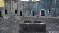 Di tengah-tengah ruangan tengah benteng terdapat lubang seperti sumur. Ini adalah jalur terowongan yang menghubungkan Benteng Belgica dengan Benteng Nassau. Jalur terowongan sepanjang 126 meter ini juga menghubungkan benteng ke tepi pantai (Syanti/detikTravel)