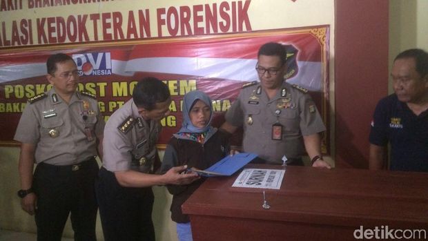  Penyerahan jenazah korban ledakan pabrik kembang api di RS Polri kepada pihak keluarga