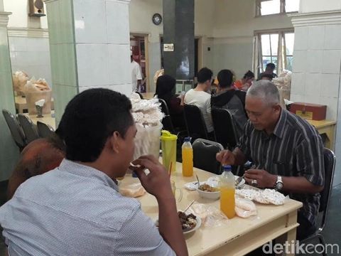 Pengunjung nikmati sate komo/