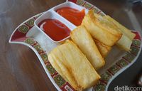 Singkong goreng dengan cocolan saus sambal.