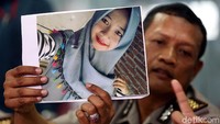 Hari ini ada satu jenazah dengan nomor kantong 1 dan nomor register polisi 344 terindikasi sebagai Surnah. Ini kami identifikasi berdasarkan pemeriksaan primer gigi, dan pemeriksaan medis antara lain kita dengan penentuan usia, penentuan jenis kelamin dan penentuan tinggi badan, Kabid Dokpol Polri Kombes Pramujoko dalam jumpa pers di RS Polri, Kramat Jati, Jakarta Timur, Jumat (27/10/2017).