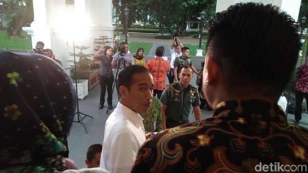 Presiden Jokowi saat mengambil video ucapan Sumpah Pemuda di Istana, Jumat (27/10/2017)