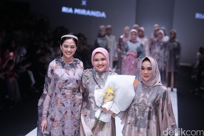 Fashion show koleksi busana terbaru Ria Miranda yang mengangkat tema Senjakala di Jakarta Fashion Week 2018, Senayan City, Jakarta, Minggu (22/10/2017). Foto: Mohammad Abduh/Wolipop