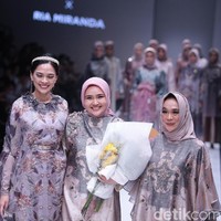 Fashion show koleksi busana terbaru Ria Miranda yang mengangkat tema Senjakala di Jakarta Fashion Week 2018, Senayan City, Jakarta, Minggu (22/10/2017). Foto: Mohammad Abduh/Wolipop