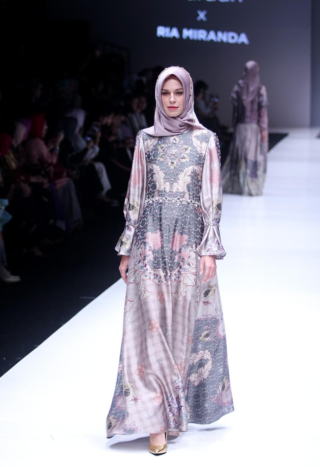 Fashion show koleksi busana terbaru Ria Miranda yang mengangkat tema Senjakala di Jakarta Fashion Week 2018, Senayan City, Jakarta, Minggu (22/10/2017).  Foto: Mohammad Abduh/Wolipop