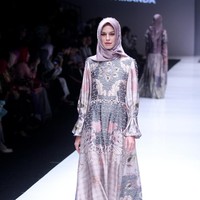Fashion show koleksi busana terbaru Ria Miranda yang mengangkat tema Senjakala di Jakarta Fashion Week 2018, Senayan City, Jakarta, Minggu (22/10/2017).  Foto: Mohammad Abduh/Wolipop