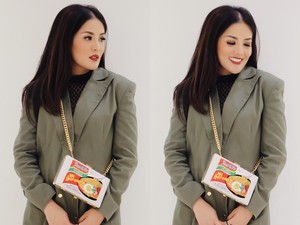 Uniknya Gaya Nindy Pakai Tas Indomie Goreng di Jakarta Fashion Week