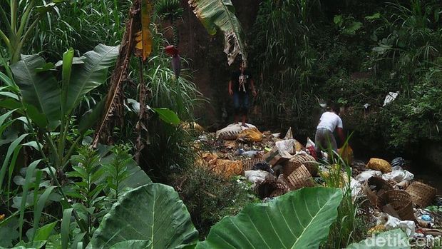 Para pembuang sampah bersama teman dan keluarganya membersihkan sungai.