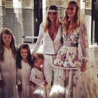 Gaun pernikahan Poppy Delevigne juga sangat unik. Ia memilih busana berkesan boho motif floral keluaran Emilio Pucci. Tak hanya Poppy, baju bridesmaid sang adik, Cara Delevigne juga tak biasa. Foto: Instagram