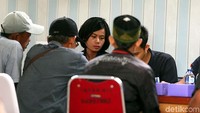Dengan membawa beberapa dokumen, keluarga korban masuk bergantian ke Posko Antemortem di RS Polri.