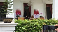 SBY disuguhi teh dan lemper oleh Jokowi. 