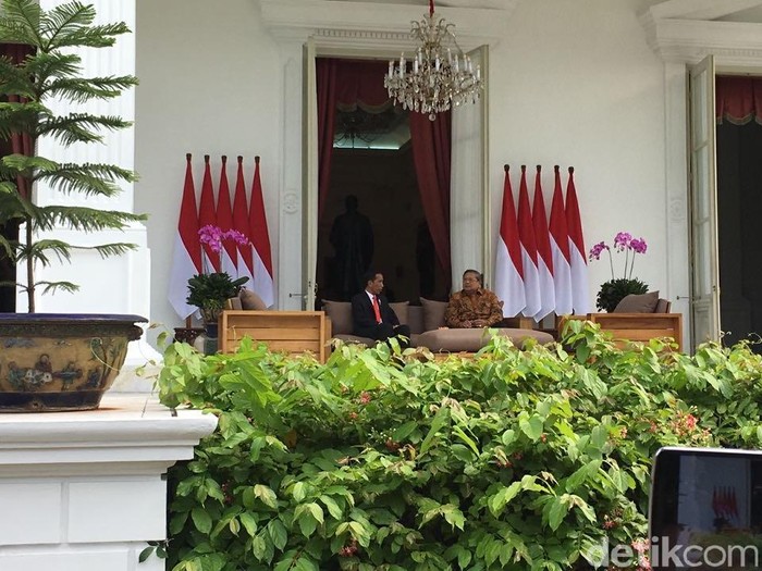 Senyum Jokowi dan SBY Saat Bertemu di Istana