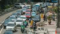 Tampak kemacetan yang diakibatkan proyek ini. Sudah hampir sepekan tidak ada perkembangan yang signifikan dari pengerjaan proyek ini.