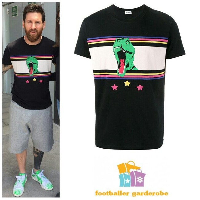 Saat off the field atau tidak bertanding sepakbola, Lionel Messi lebih suka tampil casual dengan celana pendek dan t-shirt. Namun jangan remehkan gaya sederhananya ini. Di balik penampilan santainya, ada harga fantastis dari baju yang dipakainya. Seperti kaus hitam bergambar T-Rex ini. Kaus tersebut datang dari brand Saint Laurent seharga US$ 350 atau sekitar Rp 4,9 juta. Foto: Dok. Instagram Footballergarderobe