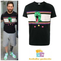 Saat off the field atau tidak bertanding sepakbola, Lionel Messi lebih suka tampil casual dengan celana pendek dan t-shirt. Namun jangan remehkan gaya sederhananya ini. Di balik penampilan santainya, ada harga fantastis dari baju yang dipakainya. Seperti kaus hitam bergambar T-Rex ini. Kaus tersebut datang dari brand Saint Laurent seharga US$ 350 atau sekitar Rp 4,9 juta. Foto: Dok. Instagram Footballergarderobe