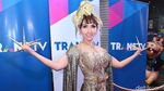 Gaya Roro Fitria dengan Kuku Emasnya, Yay or Nay?