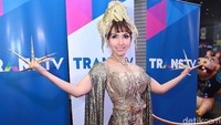 Banyak netizen yang menyayangkan penampilannya yang terlalu heboh tersebut. Pool/Ismail/detikFoto.