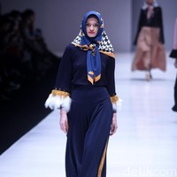 Koleksi terbaru Zaskia Sungkar dengan brand kosmetik Wardah yang mengangkat tema Hue Pops di Jakarta Fashion Week 2018. Senayan City, Jakarta, Minggu (22/10/2017). Foto: Mohamamd Abduh/Wolipop
