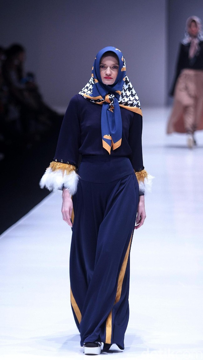 Koleksi terbaru Zaskia Sungkar dengan brand kosmetik Wardah yang mengangkat tema Hue Pops di Jakarta Fashion Week 2018. Senayan City, Jakarta, Minggu (22/10/2017). Foto: Mohamamd Abduh/Wolipop