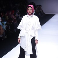 Koleksi terbaru Zaskia Sungkar dengan brand kosmetik Wardah yang mengangkat tema Hue Pops di Jakarta Fashion Week 2018. Senayan City, Jakarta, Minggu (22/10/2017). Foto: Mohamamd Abduh/Wolipop
