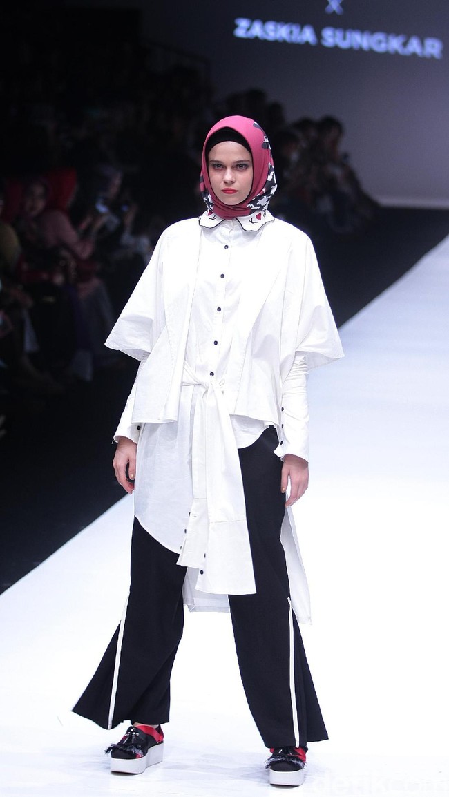 Koleksi terbaru Zaskia Sungkar dengan brand kosmetik Wardah yang mengangkat tema Hue Pops di Jakarta Fashion Week 2018. Senayan City, Jakarta, Minggu (22/10/2017). Foto: Mohamamd Abduh/Wolipop