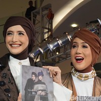 Dalam hal gaya, Ineke mengaku tak takut untuk mengeksplor tren fashion terkini. Sementara Marini memilih konsisten dengan gayanya yang feminin dan elegan.  Foto: Dok. Daniel Ngantung/Wolipop