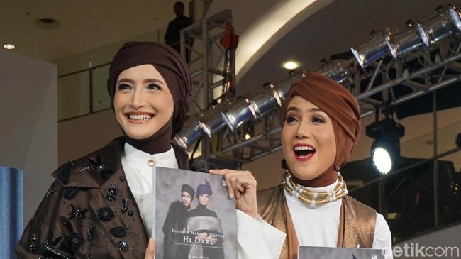 Dalam hal gaya, Ineke mengaku tak takut untuk mengeksplor tren fashion terkini. Sementara Marini memilih konsisten dengan gayanya yang feminin dan elegan.  Foto: Dok. Daniel Ngantung/Wolipop