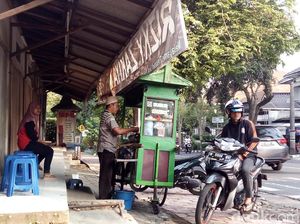 Begini Kagetnya Pembeli Saat Tahu Bubur Ayam Agus di Salatiga Gratis