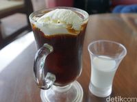 Cold brew coffee dengan paduan susu dan es krim vanilla.