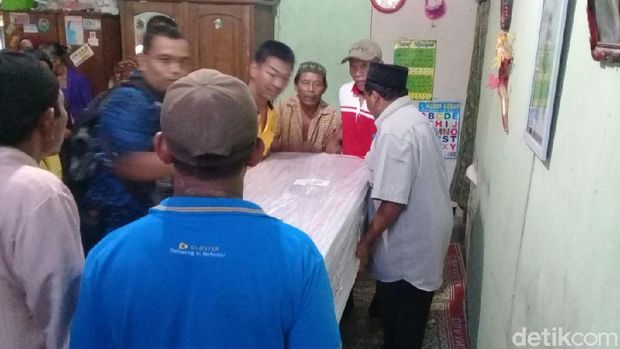 Kedatangan Jenazah Korban Kecelakaan di Malaysia Disambut Tangis