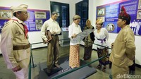 Mereka melihat-lihat koleksi Museum Sumpah Pemuda.