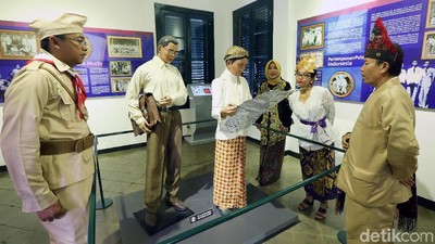 Berkostum Pejuang, Karyawan Telkom Datangi Museum Sumpah Pemuda