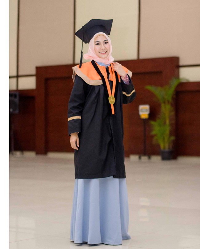 Anisa memilih kerudung yang dililitkan secara sederhana dan konvensional. Ia memilih jilbab organza warna merah muda agar tetap matching. Foto: Dok. Instagram @anisarahma_12