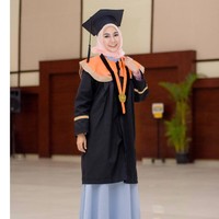 Anisa memilih kerudung yang dililitkan secara sederhana dan konvensional. Ia memilih jilbab organza warna merah muda agar tetap matching. Foto: Dok. Instagram @anisarahma_12