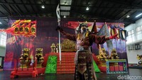 Artistik panggung yang digunakan masih memakai unsur lokal.