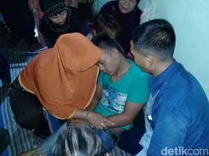 Isak Tangis Sambut Datangnya Jenazah Korban Kecelakaan di Malaysia