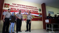 Tampak hadir Kepala Instalasi Forensik Rumah Sakit Polri, Kombes Edy Purnomo dan Kabid Humas Polda Metro Jaya Kombes Argo Yuwono.