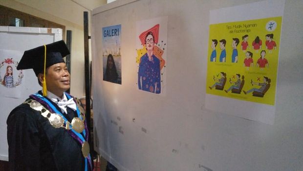 Rektor Unnes mengagumi karya Aga (dok.pri)