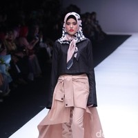Koleksi terbaru Zaskia Sungkar dengan brand kosmetik Wardah yang mengangkat tema Hue Pops di Jakarta Fashion Week 2018. Senayan City, Jakarta, Minggu (22/10/2017). Foto: Mohamamd Abduh/Wolipop